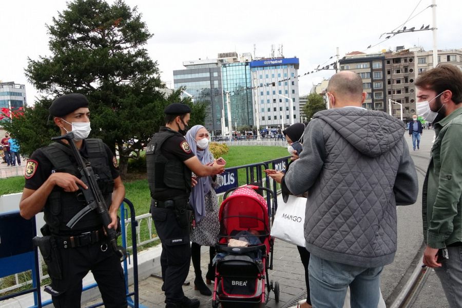 Endonezyali çocuk turist Taksim Meydani