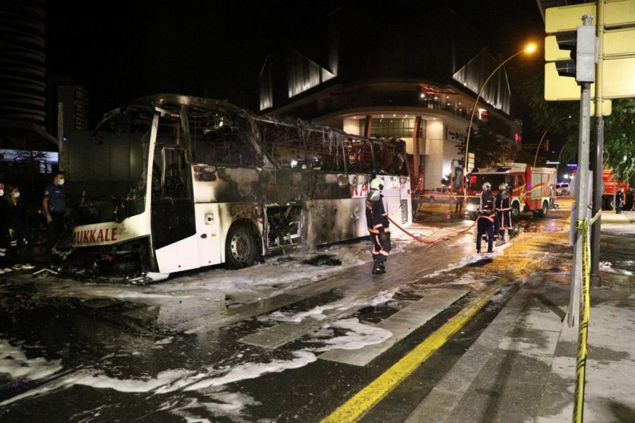 Aydinlatma diregine çarpan yolcu otobüsü yandi: 1 ölü, 3