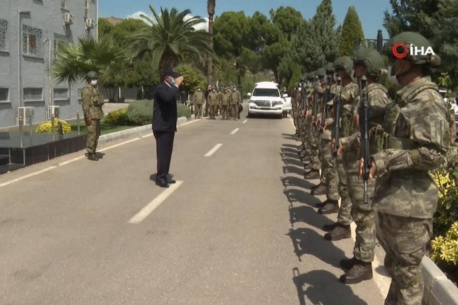 Milli Savunma Bakani Akar beraberindeki komutanlarla Suriye sinirinda