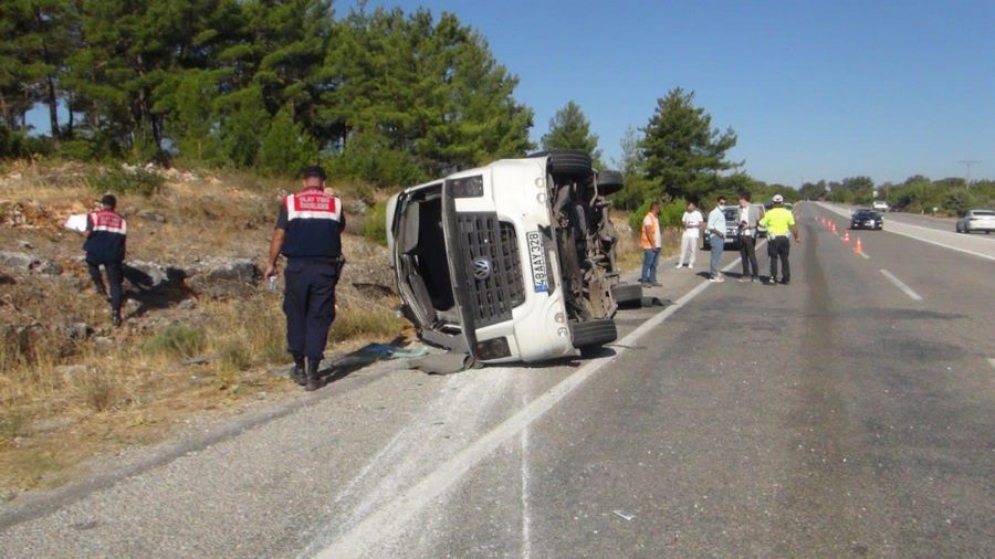 Tur otobüsü ögrenci servisine çarpti:1 ölü, 49 yarali