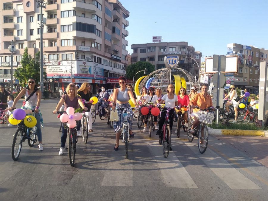 Mersin’in Tarsus ilçesinde ‘Süslü Kadinlar Bisiklet Turu’ Gerçeklestirildi.