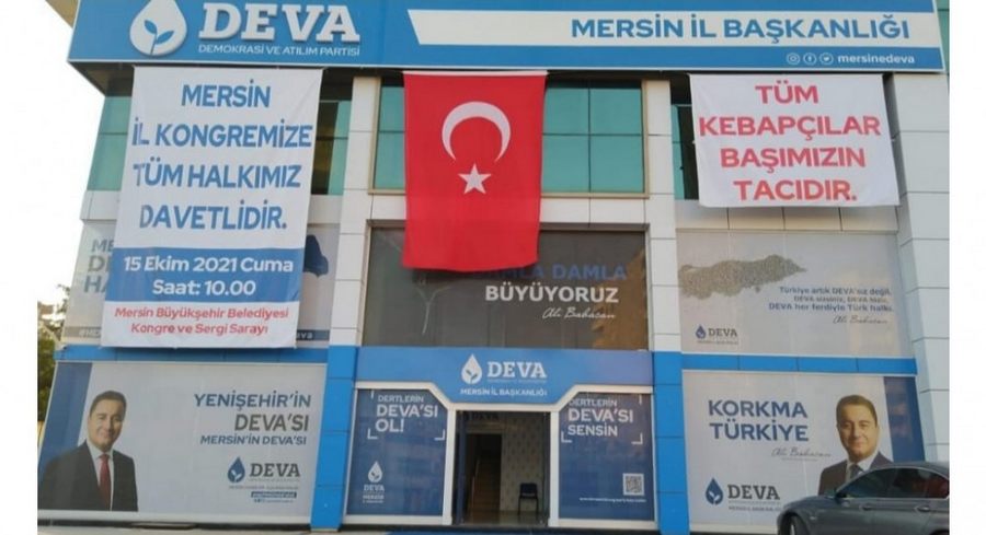 DEVA Partisi Mersin Il Binasina Kebapçilara Destek Pankarti Asildi