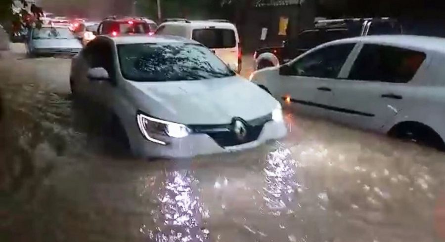 Izmir’i Saganak Vurdu: Urla’da Sokaklar Göle Döndü