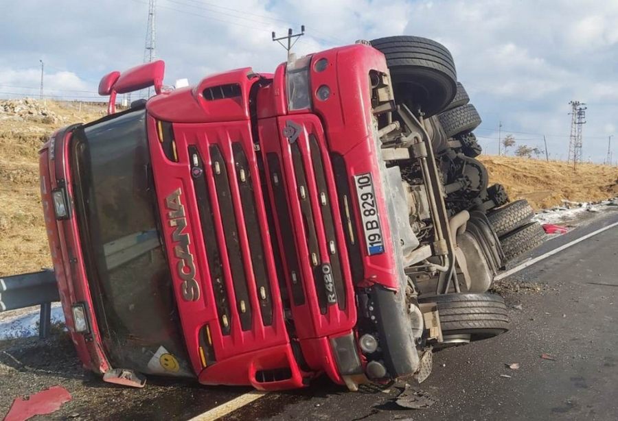 Iran’dan gelen tir Tatvan’da devrildi: 1 yarali