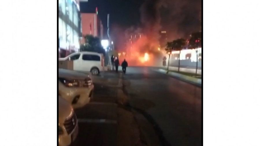 Benzinligin Yaninda Park Halinde Olan Halk Otobüsü  Yandi