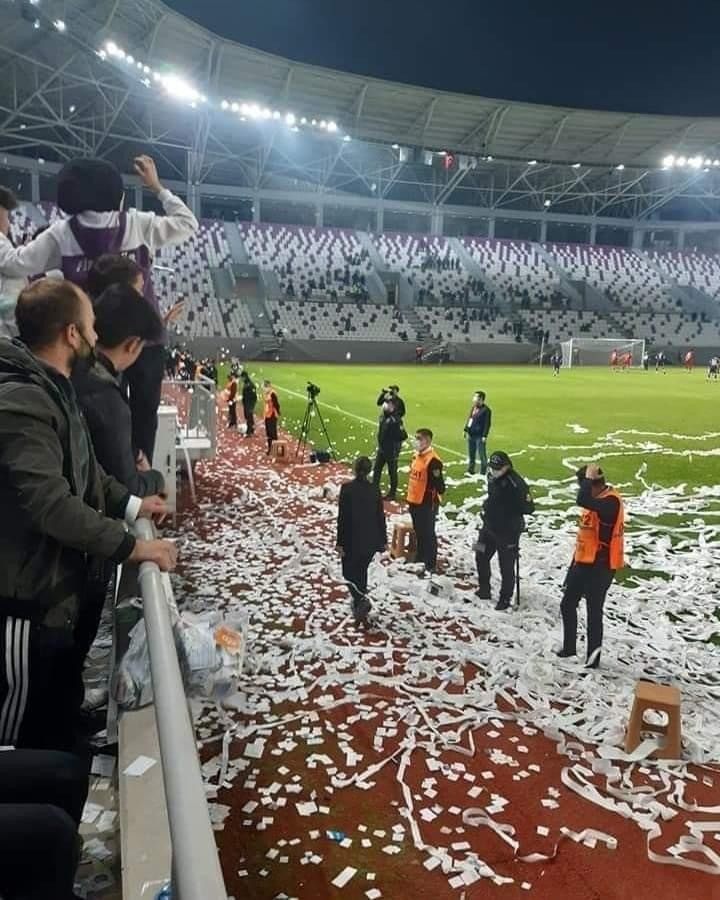 Ordu’da Skandal Olay: Kur’an-i Kerim Sayfalari Konfeti Seklinde Sahaya Firlatildi!