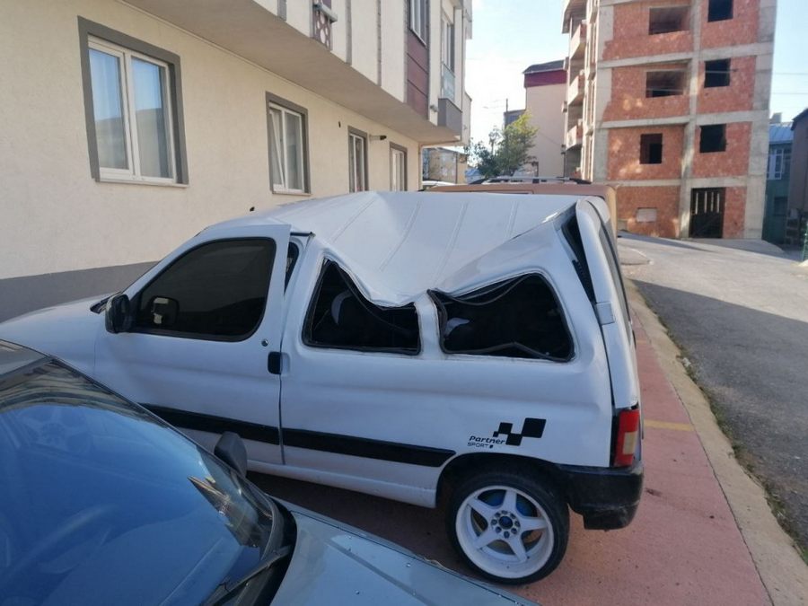 Metrelerce Yüksekten Hafif Ticari Aracin Üzerine Düstü