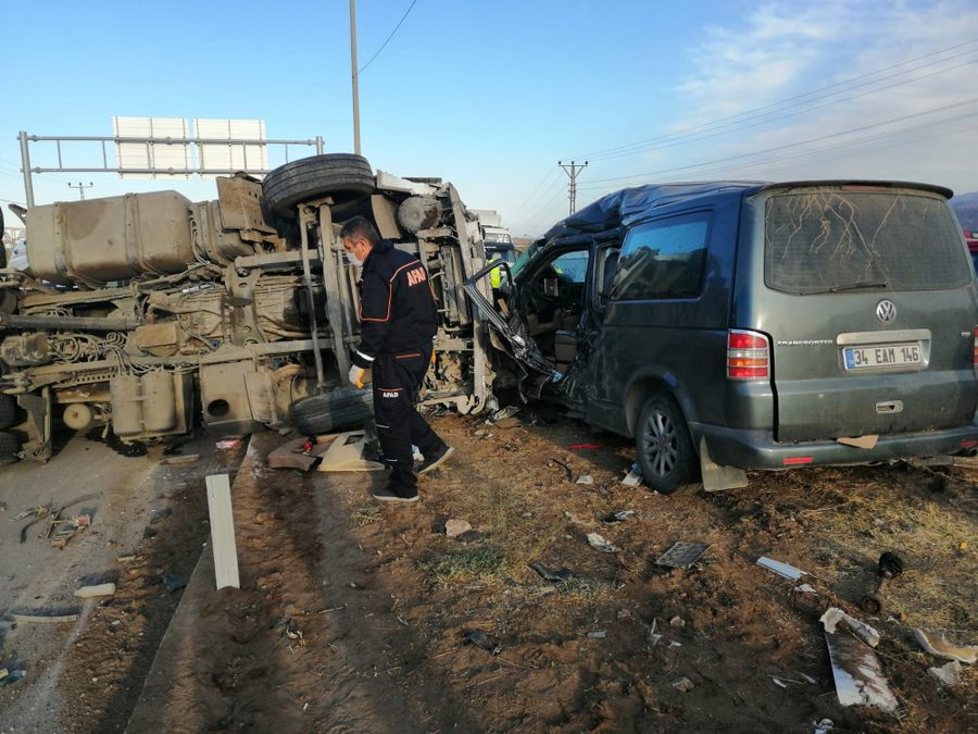 Beton Mikseriyle Minibüs Çarpisti : Ölü ve Yaralilar Var