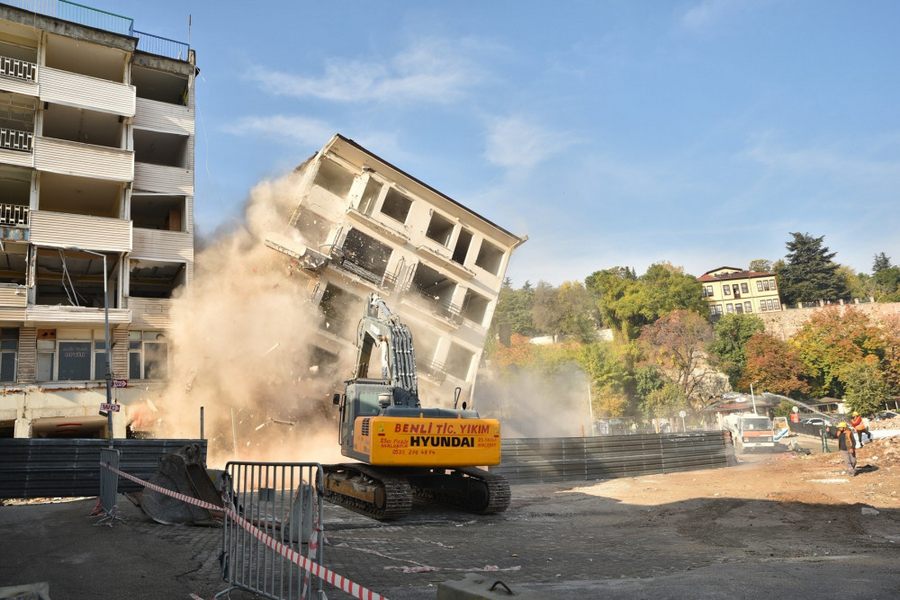 Tarihin Önündeki Engeller Kalkiyor