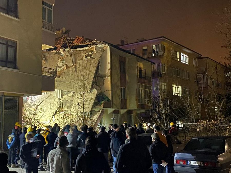 Ankara’da bir apartmanda meydana gelen patlamada, 3’ü agir 4 kisi yaralanirken 2 kisi hayatini kaybetti