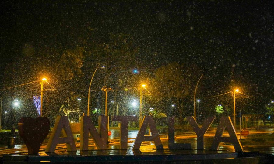 Antalya’ya 29 yil sonra kar yagdi