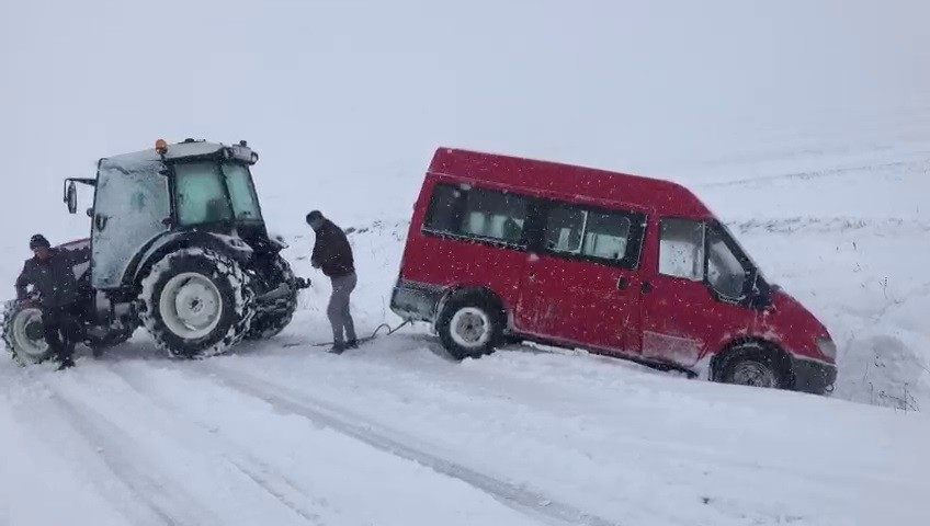 Ardahan’da karda kayan minibüs traktör yardimi ile kurtarildi