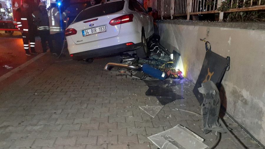 Atasehir’de duraga giren otomobil ise gitmek için bekleyen iki kardesi ayirdi: 1 ölü, 2 yarali