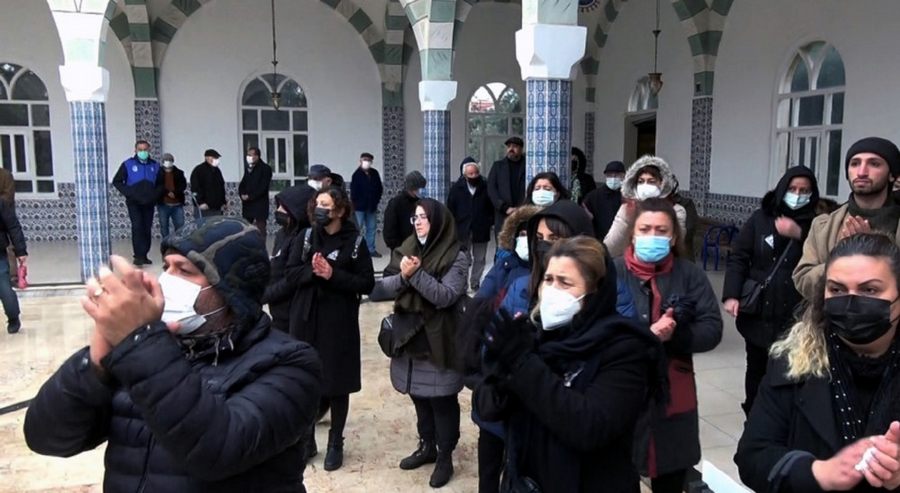 Bir süredir akciger kanseri tedavisi gören ünlü oyuncu Ayberk Pekcan hayatini kaybetti.