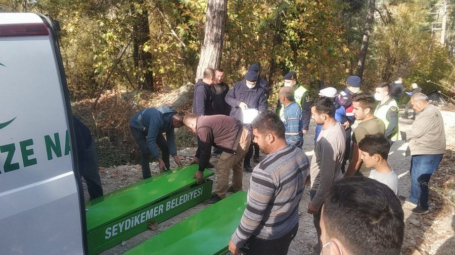 Devrilen traktörün altinda kalan baba ve oglu hayatini kaybetti