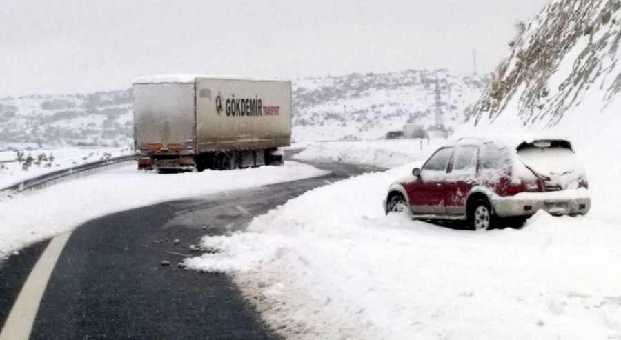 Gaziantep kara teslim: Binlerce insan kurtarildi! Ulasim saglanamiyor, kar kalinligi 45-50 santimetre... Karayollari