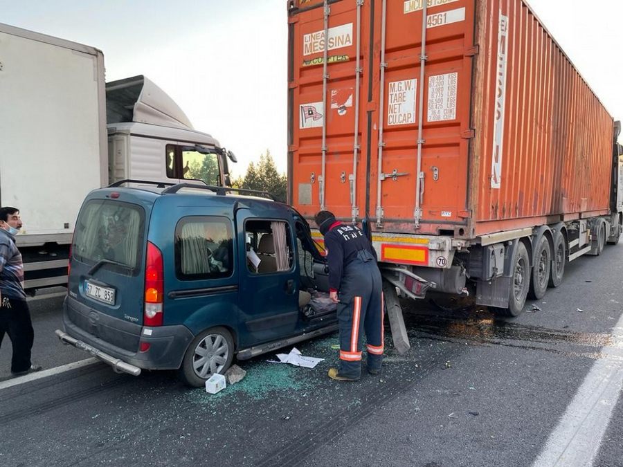 Hafif Ticari Araç Ile Tir Çarpisti: 5 Yarali