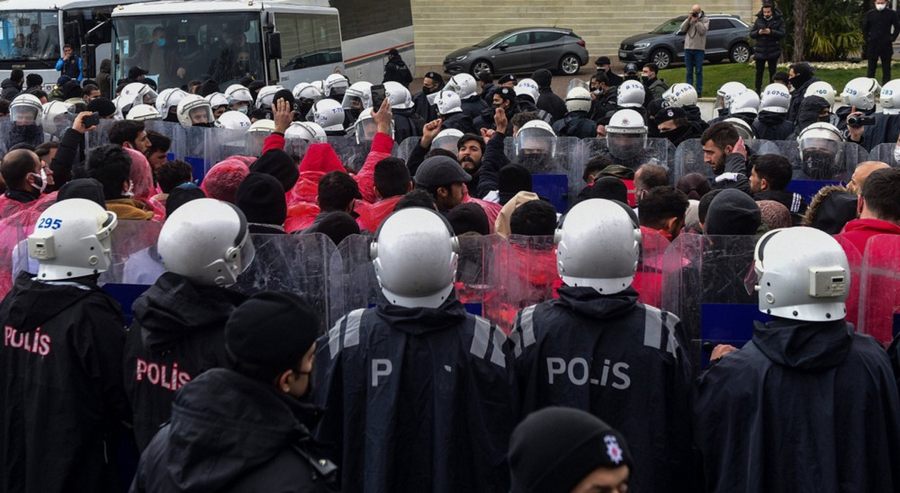 Is insani Tuncay Özilhan’in evinin önünde eylem yapan Migros isçilerine polisten müdahale... Çok sayida isçi gözaltina alindi