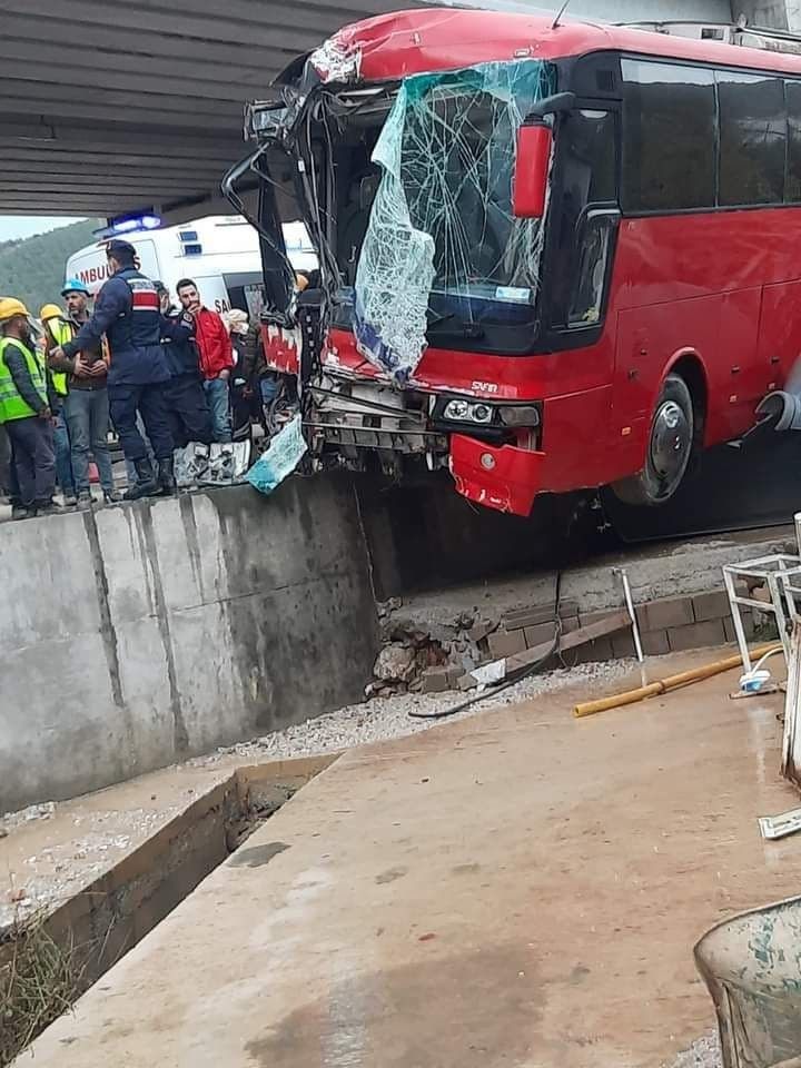 Isçi servisleri kafa kafaya çarpisti