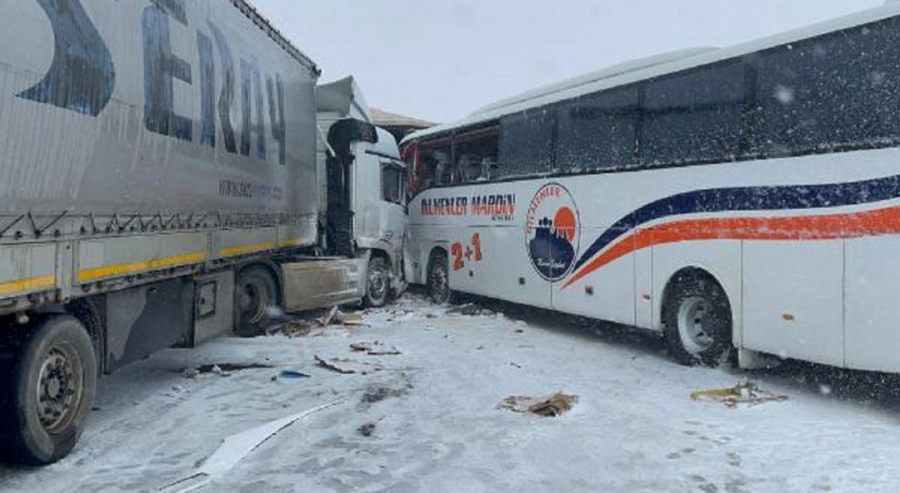 Kar yagisi nedeniyle kayganlasan yolda TIR ile yolcu otobüsü çarpisti! Ölü ve yaralilar var