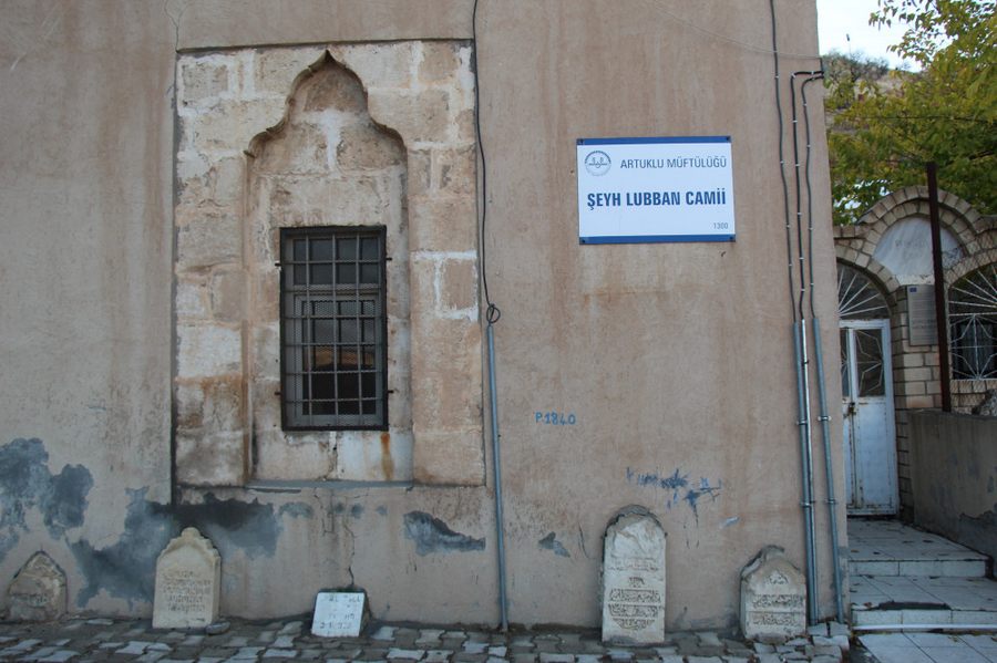 Mardin’de bir garip yapi, alti mezarlik üstü cami