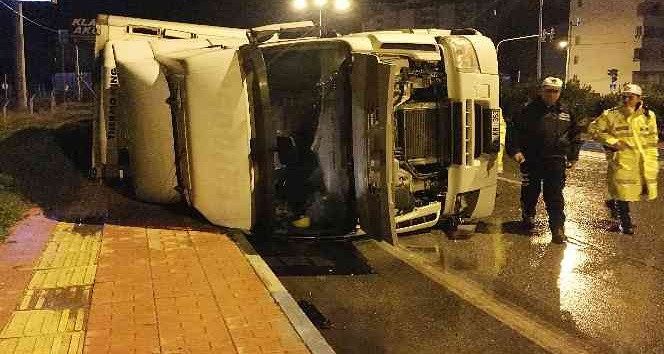 Saganak yagista kontrolden çikan tir devrildi: 1 yarali