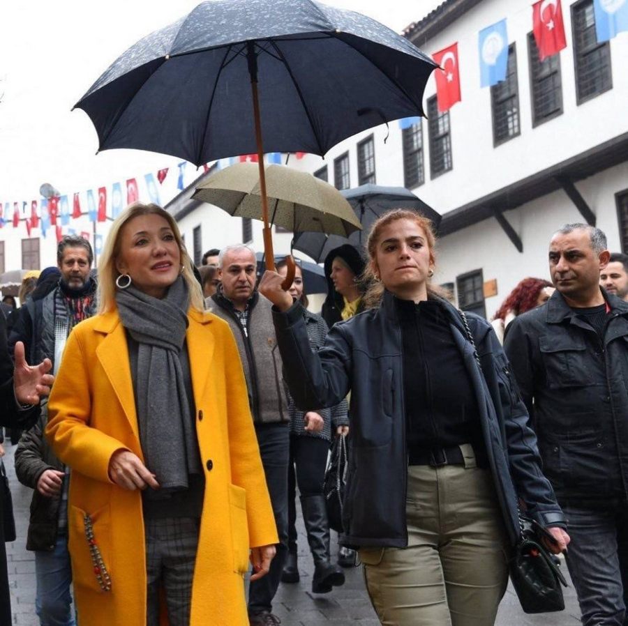 Semsiyesini ve çantasini polise tasitti