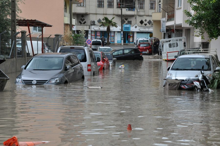 Silifke’de yagislar sele neden oldu, araçlar sulara kapildi