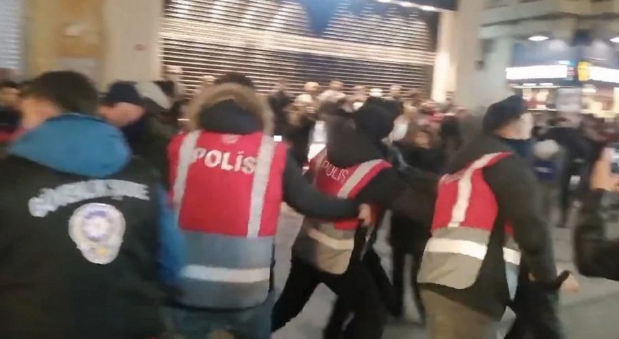 Taksim’deki ‘Enes Kara’ eylemine polis müdahalesi... Beyoglu Kaymakamligi sosyal medya çagrilarina yasak getirdi