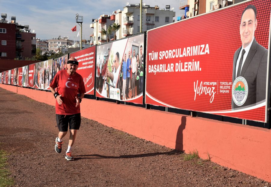 TOROSLAR’IN YARI MARATONU’NA HAZIRLANAN 74 YASINDAKI AHMET KAHVECI, GENÇLERE TAS ÇIKARTIYOR