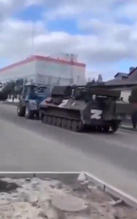 Ukraynalilar traktörle tank çaldi!