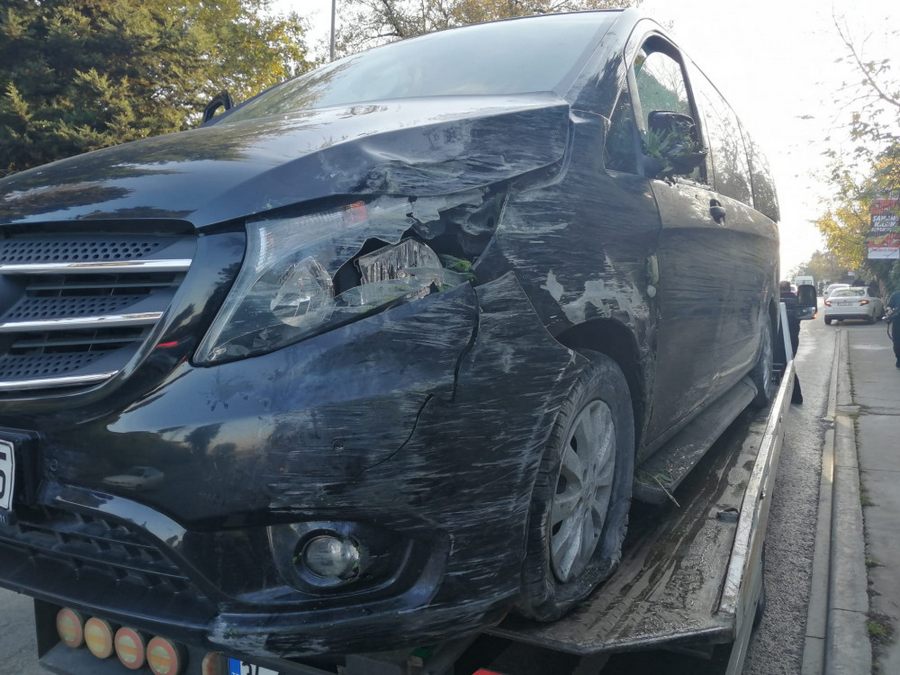 Üsküdar’da sürücüsünün kalp krizi geçirdigi minibüs duvara çarpti