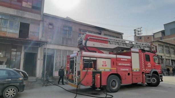 Yangini taslarla söndürmeye çalistilar! 30 tavuk telef oldu